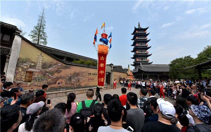 江南水鄉(xiāng)狂歡節(jié)-第十八屆中國烏鎮(zhèn)烏村香市 (24)古老中幡.jpg