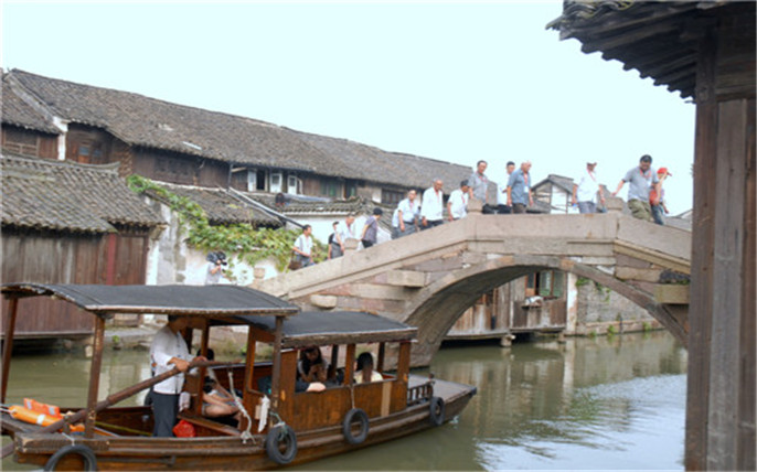 登高走橋，強身健體_副本.jpg